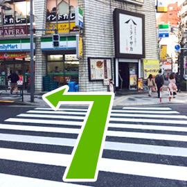 横断歩道で新宿通りを渡ります。